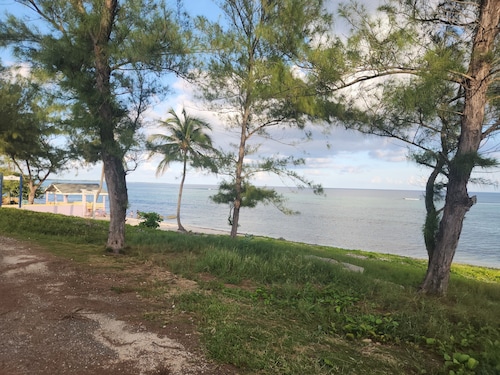 Relax and Unwind at our cozy 1-bedroom Apt, within mins away from the beach