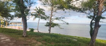 Relax and Unwind at our cozy 1-bedroom Apt, within mins away from the beach