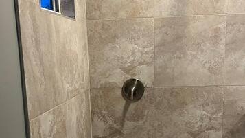 Toallas, jabón, papel de baño