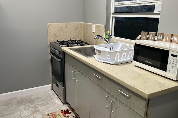 Een koelkast, een magnetron, een kookplaat, een blender