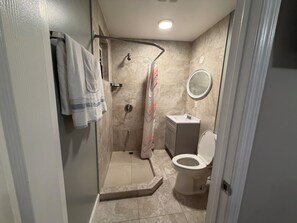 Toallas, jabón, shampoo, papel de baño 