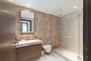 Shower, hair dryer, towels - Modern 1BR Emaar Beachfront | Near Marina & JBR (Dubai)