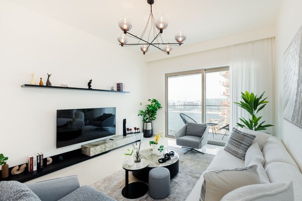 TV - Modern 1BR Emaar Beachfront | Near Marina & JBR (Dubai)