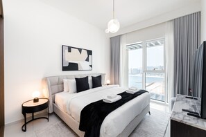 Caja de seguridad en la habitación y tabla de planchar con plancha 