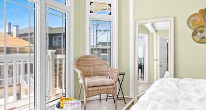 Chic 2BR • Private Balcony • Beach Gear Included!