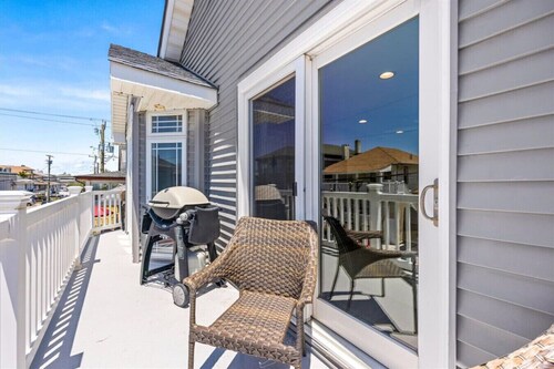 Chic 2BR • Private Balcony • Beach Gear Included!