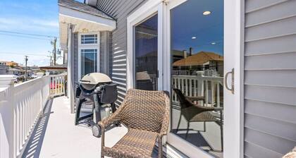 Chic 2BR • Private Balcony • Beach Gear Included!