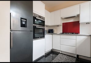 Micro-ondes, four, plaque de cuisson, lave-vaisselle