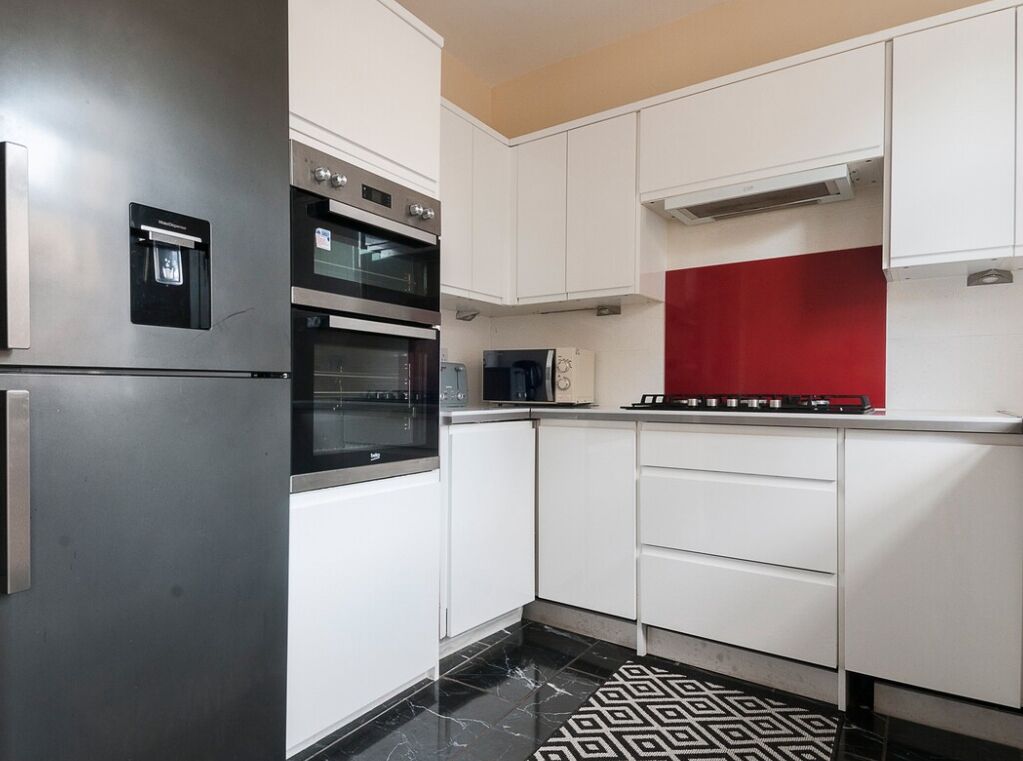 Mikrobølgeovn, ovn, kokeplater og oppvaskmaskin