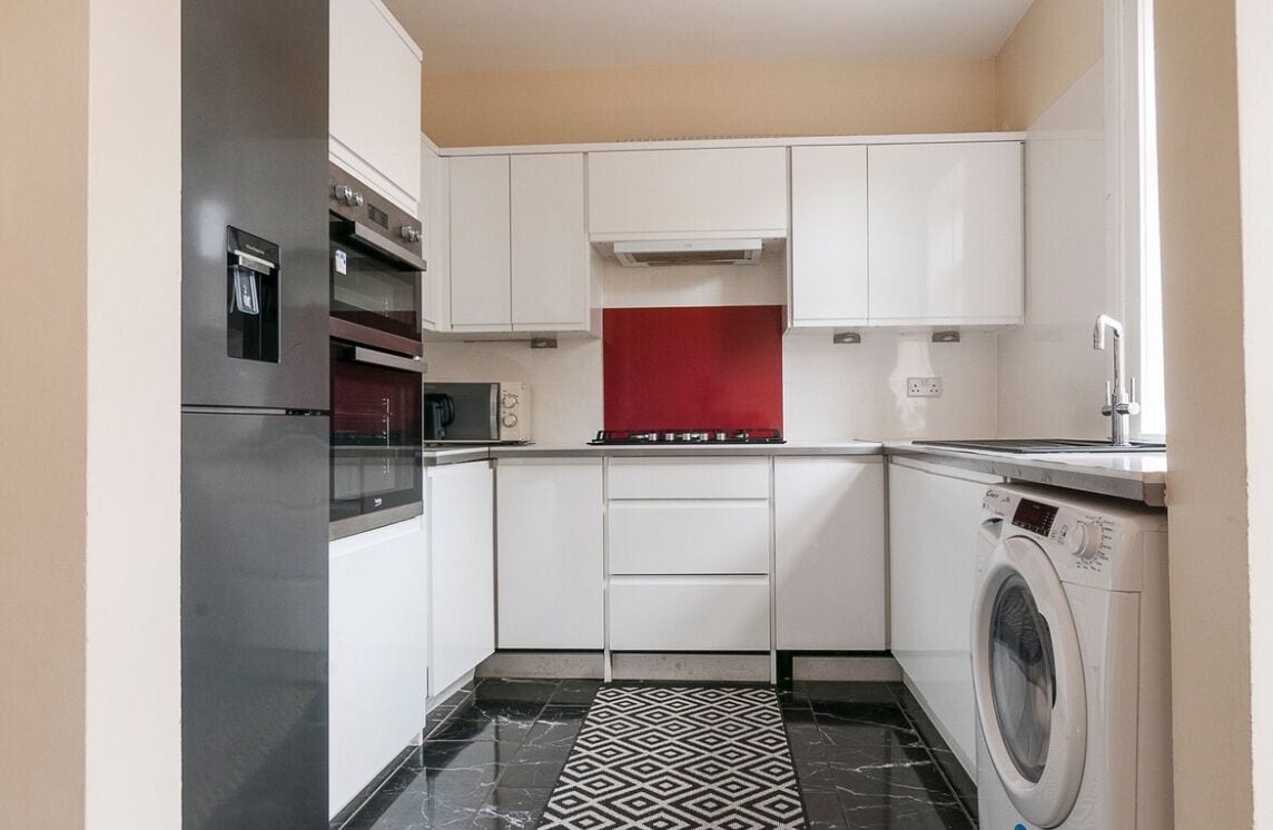 Mikrobølgeovn, ovn, kokeplater og oppvaskmaskin