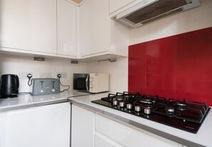 Microondas, horno, placa de cocina, lavavajillas