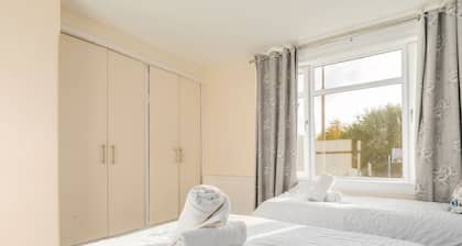Two bedroom house with free parking, near city centre, sleeps up to five