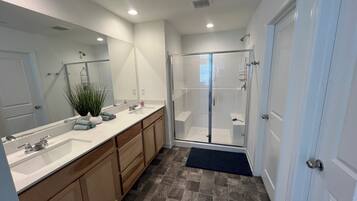 Serviettes fournies, savon, shampoing, papier toilette