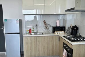 Microondas, horno, placa de cocina y papel de cocina