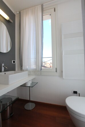 Dusche, Haartrockner, Bidet, Handtücher