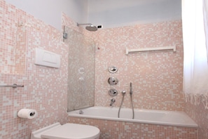 Douche, séchoir à cheveux, bidet, serviettes fournies