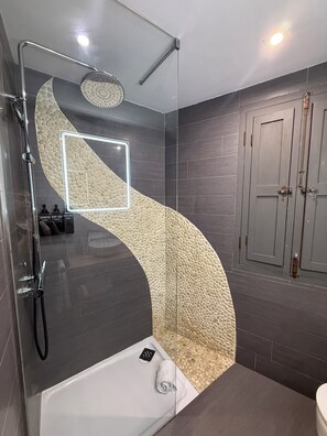 Standard Double Room | Bathroom | Shower, hair dryer, slippers, towels - Catalina Suites Hotel (València)