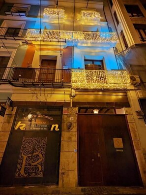 Front of property - Catalina Suites Hotel (València)