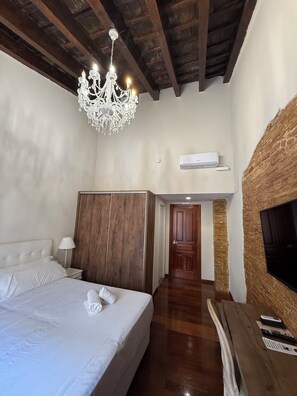 Premium bedding, down comforters, Select Comfort beds, minibar - Catalina Suites Hotel (València)