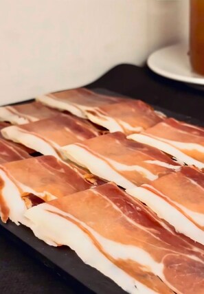 A tray of sliced cured meat. - Catalina Suites Hotel (València)