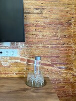 Pared de ladrillo con un televisor de pantalla plana montado encima de un enchufe.