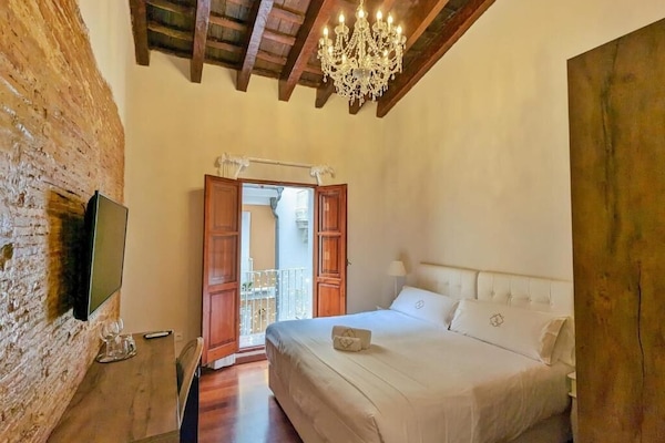 Kahden hengen deluxe-huone, 1 suuri parisänky, kaupunkinäköala | Ylelliset vuodevaatteet, untuvapeitot