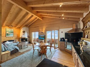 TV, fireplace