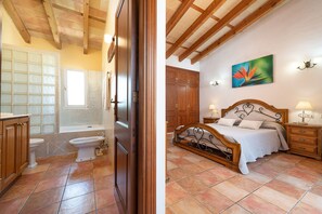 4 dormitorios, tabla de planchar con plancha, wifi gratis y ropa de cama