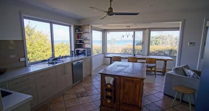 Sunset Break Upstairs Apartment - 7 mins to City, Next to Beach, Quiet & Secure