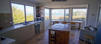 Sunset Break Upstairs Apartment - 7 mins to City, Next to Beach, Quiet & Secure