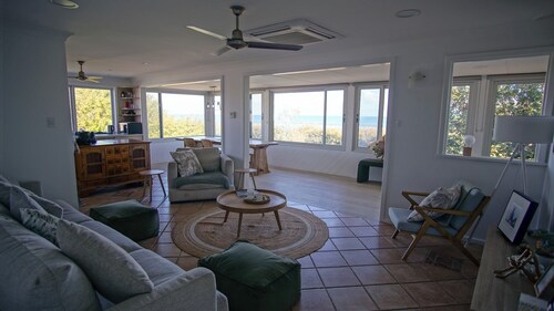 Sunset Break Upstairs Apartment - 7 mins to City, Next to Beach, Quiet & Secure
