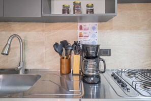 Geladeira, micro-ondas, cooktop, cafeteira/chaleira