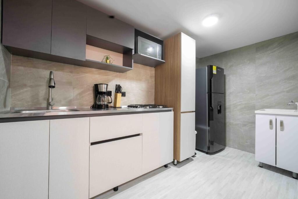 Frigorífico, microondas, placa de cocina y cafetera o tetera