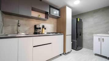 Frigorífico, microondas, placa de cocina y cafetera o tetera