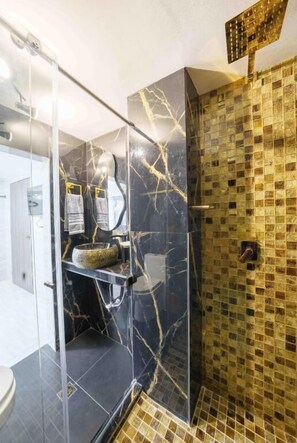 Douche, sèche-cheveux, serviettes fournies, savon