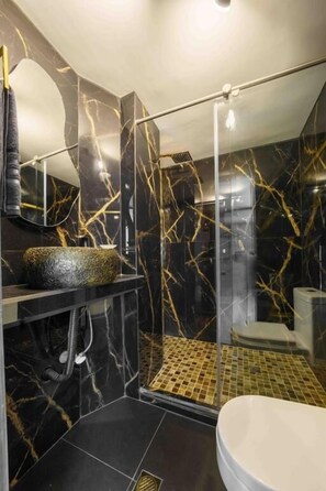 Een douche, een haardroger, handdoeken, zeep