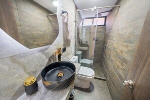 Douche, sèche-cheveux, serviettes fournies, savon