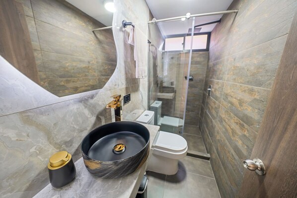 Hair dryer, towels, soap, toilet paper - Modern 3 bedroom with Arcade Machine (Medellín)