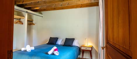 6 bedrooms, iron/ironing board, travel crib, free WiFi