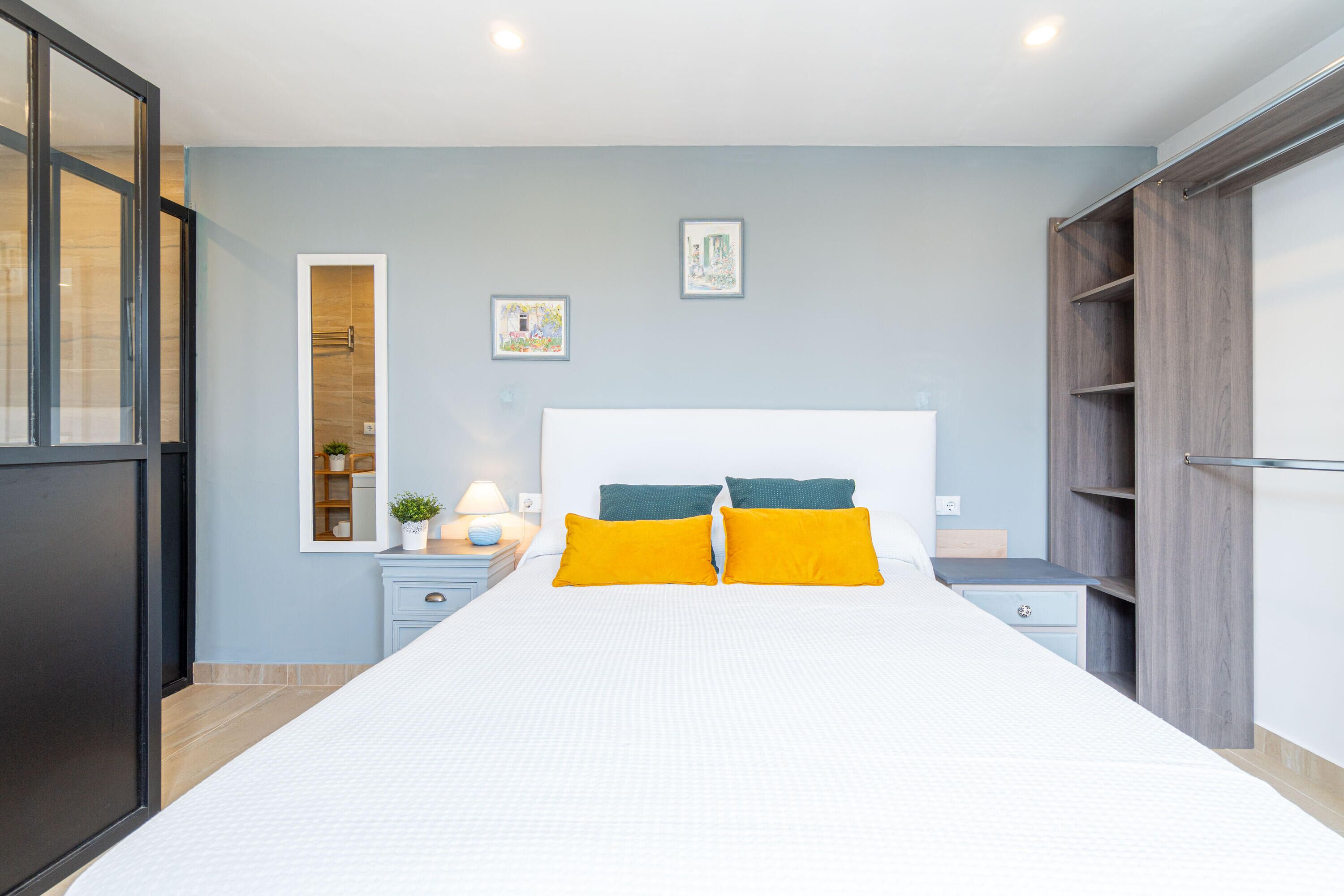 3 chambres, fer et planche à repasser