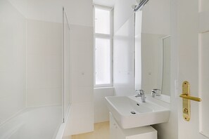 Sèche-cheveux, serviettes fournies