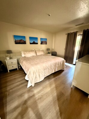 2 makuuhuonetta, silitysrauta/-lauta, ilmainen Wi-Fi, vuodevaatteet