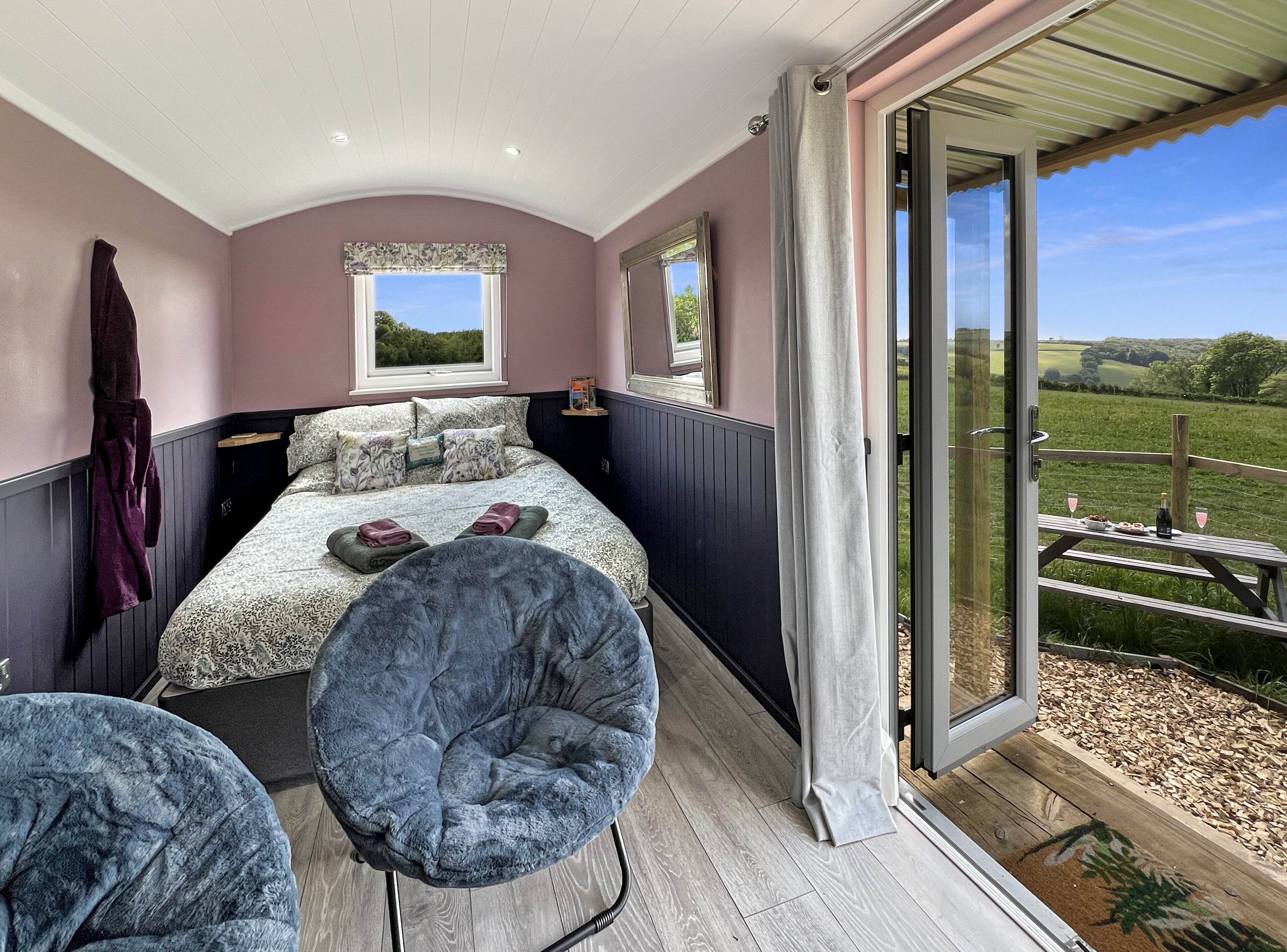 1 bedroom, bed sheets