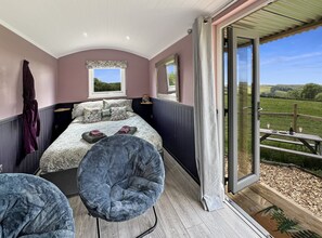 1 bedroom, bed sheets - Hares Hideaway Shepherd's Hut, North Molton (North Molton)