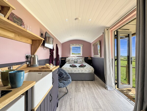 1 bedroom, bed sheets - Hares Hideaway Shepherd's Hut, North Molton (North Molton)