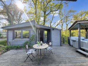 Outdoor dining - Hedgehogs Lodge, South Molton (South Molton)