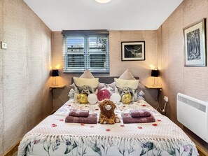 1 bedroom, bed sheets - Hedgehogs Lodge, South Molton (South Molton)