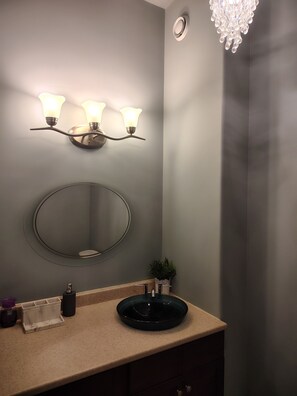 Een douche, handdoeken, zeep, toiletpapier
