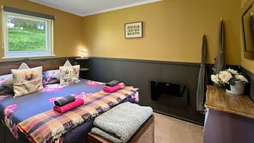 1 bedroom, bed sheets