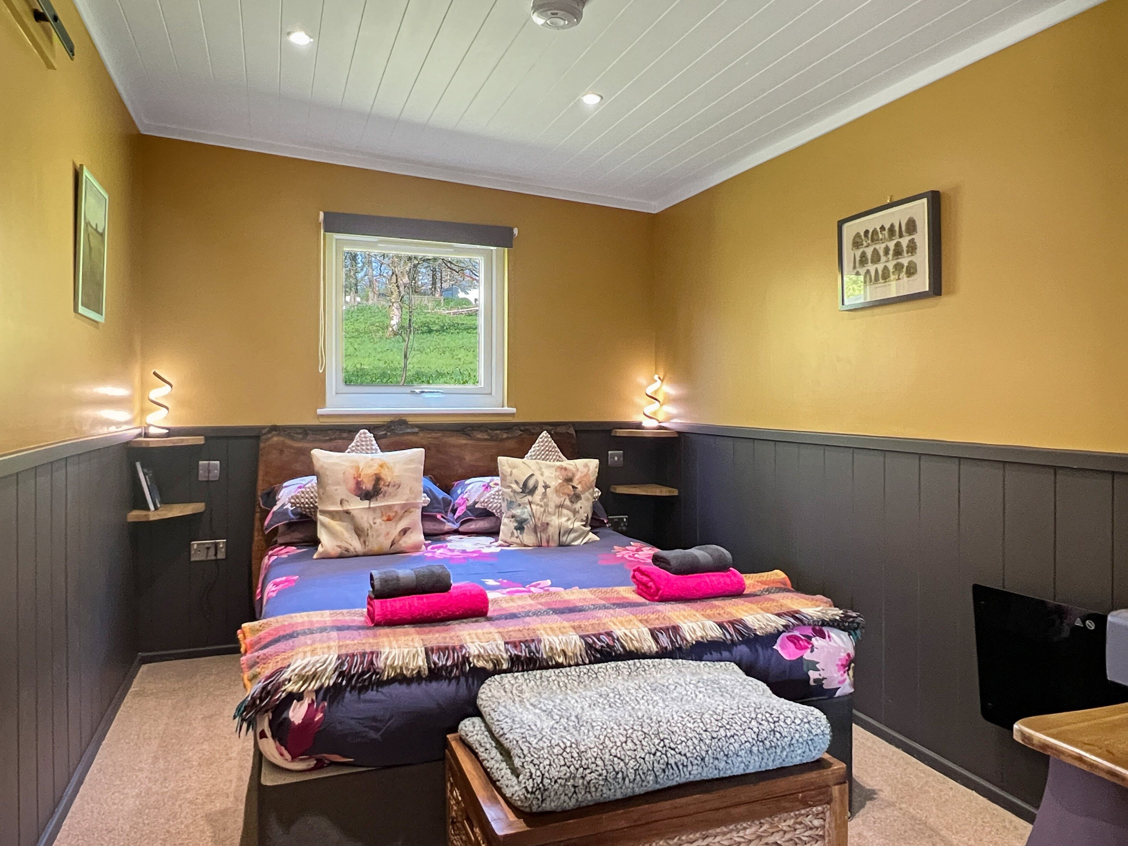 1 bedroom, bed sheets